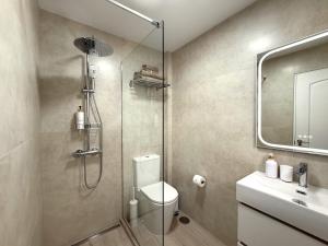 Et badeværelse på PaulMarie Apartment-Quiet Area-3BD + 14 billeder