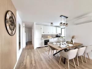 Køkken eller tekøkken på PaulMarie Apartment-Quiet Area-3BD