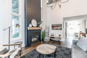 Et opholdsområde på Hip Hideaway - Family Fun Walk to the Village