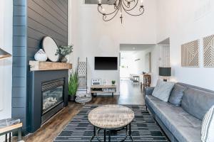 Et tv og/eller underholdning på Hip Hideaway - Family Fun Walk to the Village + 66 billeder