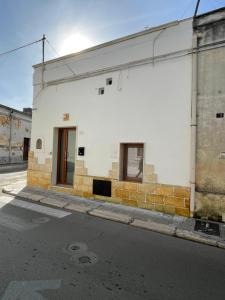 梅萨涅Suite La Madonnina的街边的一栋白色建筑