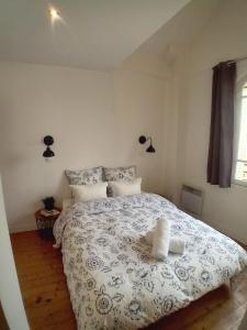 Postel nebo postele na pokoji v ubytování Les etapes chartraines parking wifi jaccuzi