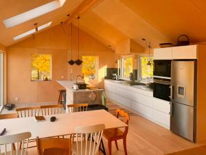 Η κουζίνα ή μικρή κουζίνα στο Architect-Designed House By Lake Juven +20 φωτογραφίες