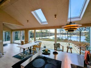 Χώρος καθιστικού στο Architect-Designed House By Lake Juven