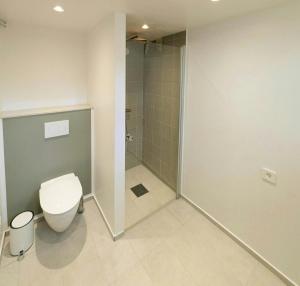 Ένα μπάνιο στο Architect-Designed House By Lake Juven