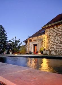 Bazén v ubytování Cottage With Natural Pool In Burgundy nebo v jeho okolí + 10 fotografií