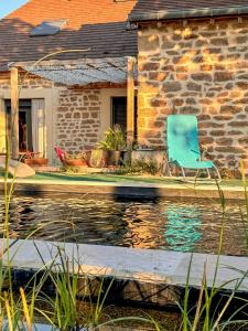 Bazén v ubytování Cottage With Natural Pool In Burgundy nebo v jeho okolí