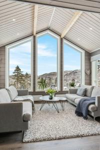 Una sala de estar con dos sofás y una mesa. en Modern Cabin Near Maldalsvatnet And Reinsnuten, en Saudasjøen
