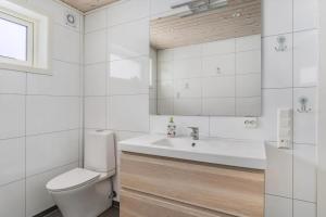 Un baño blanco con inodoro y lavabo. en Modern Cabin Near Maldalsvatnet And Reinsnuten, en Saudasjøen 19 fotos más