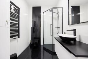 y baño blanco y negro con lavabo y ducha. en Apartamenty Skalista Ostoja Beskidy 3, en Szczyrk 20 fotos más
