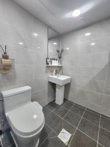 Et badeværelse på Maro Stay Songpa