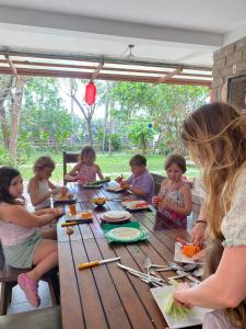 会安Laoxao RiverStone Villa的一群坐在木桌旁的孩子