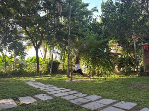 会安Laoxao RiverStone Villa的一名女子在公园的秋千上。