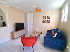 TV a/nebo společenská místnost v ubytování Bas de Villa - Ti Lav Lodge - Saint-Claude