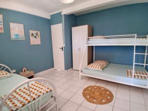 Postel nebo postele na pokoji v ubytování Bas de Villa - Ti Lav Lodge - Saint-Claude