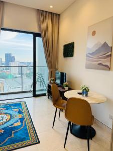 吉隆坡Lucentia Residence Skyline KL Stay的带桌椅和大窗户的客厅