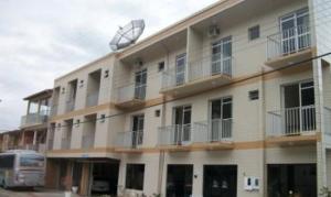 ein Gebäude mit einem Satelliten drauf in der Unterkunft Maranata Hotel in Governador Celso Ramos