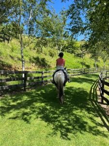 Επισκέπτες που μένουν στο Willowbark Ranch B&B +7 φωτογραφίες