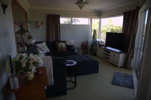 Μια τηλεόραση ή/και κέντρο ψυχαγωγίας στο Willowbark Ranch B&B