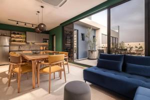 Una sala de estar con un sofá azul y una mesa. en Zuba IV, en Luque