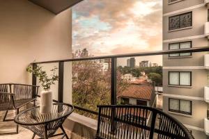 Un balcón con mesa y sillas y una vista en Zuba IV, en Luque 2 fotos más