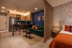 Un dormitorio con una cama y una cocina con barra. en Zuba IV, en Luque