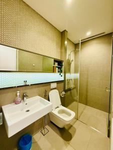 吉隆坡Lucentia Residence Skyline KL Stay的带水槽和马桶的浴室