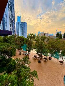 吉隆坡Lucentia Residence Skyline KL Stay的城市里长着长椅和树木的公园 更多134张照片