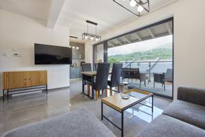 una sala de estar con un sofá y una mesa en Apartamenty Skalista Ostoja Beskidy 3, en Szczyrk