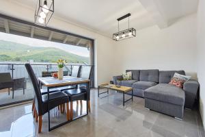 una sala de estar con un sofá y una mesa en Apartamenty Skalista Ostoja Beskidy 3, en Szczyrk