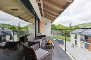 balcón con sillas y vistas a las montañas en Apartamenty Skalista Ostoja Beskidy 3, en Szczyrk
