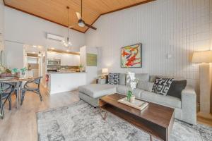 Χώρος καθιστικού στο Napili Shores E240 · NS E240 Beautiful Condo w AC Close to Napil