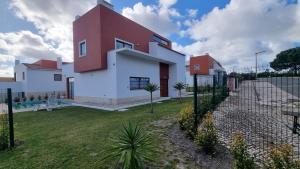 Tòa nhà nơi biệt thự tọa lạc