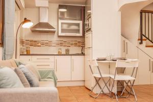 Η κουζίνα ή μικρή κουζίνα στο Acogedor Dúplex en Arroyo Frío con chimenea y Parking