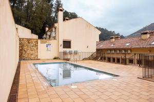 Πισίνα στο ή κοντά στο Acogedor Dúplex en Arroyo Frío con chimenea y Parking