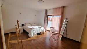 Giường trong phòng chung tại Villa Lou-One