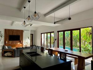 Φωτογραφία από το άλμπουμ του Villa Tepi Sungai Luxury 6-BR 4 bathroom luxury villa sleeps 14 with 15m pool in Seminyak completely renovated 24th November 2025 σε Legian