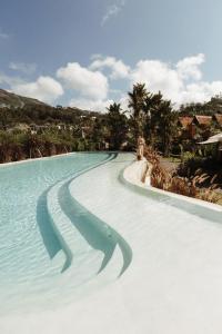 Bazén v ubytování Toteme Glamping and Hot Spring Kintamani nebo v jeho okolí