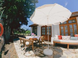 patio con tavolo e ombrellone bianco di Bitez Village Room a Bodrum City