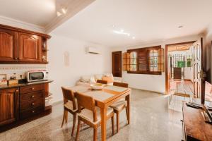een keuken en woonkamer met een tafel en een bank bij Playa Chica apartment in Puerto del Carmen
