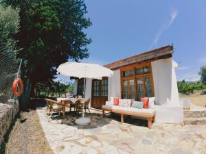 una casa con patio con tavolo e ombrellone di Bitez Village Room a Bodrum City