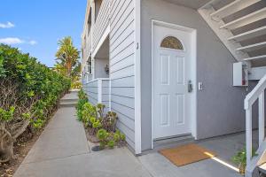 una porta bianca sul lato di una casa di Sunrise & Sunset by the Sea 812-1 a Escondido Junction