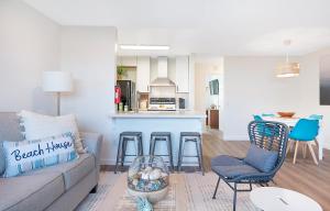 un soggiorno con divano e sedie e una cucina di Sunrise & Sunset by the Sea 812-1 a Escondido Junction