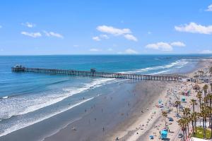 vista su una spiaggia con molo e oceano di Sunrise & Sunset by the Sea 812-1 a Escondido Junction