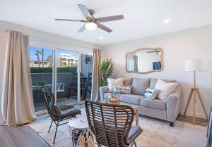 un soggiorno con un divano, un tavolo e delle sedie di Sunrise & Sunset by the Sea 812-1 a Escondido Junction