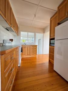 Η κουζίνα ή μικρή κουζίνα στο Sailors Snug +15 φωτογραφίες