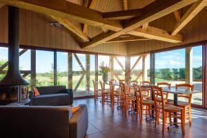 MontbeugnyLes Damayots refuge familial 10 mn du Pal的一间有桌椅和窗户的餐厅