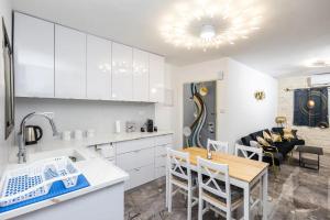 Nhà bếp/bếp nhỏ tại הפנינה של סוניה +9 ảnh