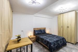 Giường trong phòng chung tại הפנינה של סוניה