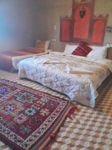 Giường trong phòng chung tại Hotel merzouga